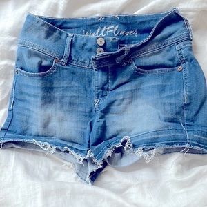 Wallflower Brand size 5 women’s light blue high rise jean shorts.